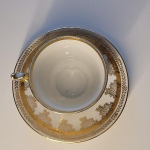 Kaffekopp med fat, guldfärgad