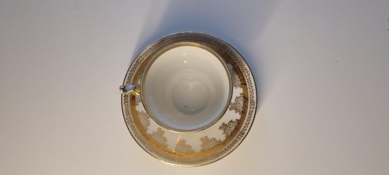 Kaffekopp med fat, guldfärgad