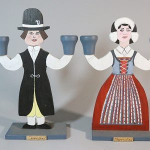 Kandelabrar, bemålat trä, för 2 ljus vardera, par i folkdräkt, GURLI ANDERSSON