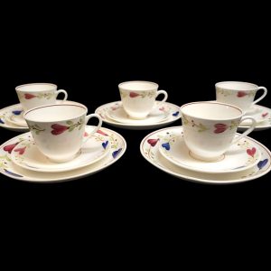Charmiga handmålade kaffekoppar med fat från Gustavsberg – Ranka-serien