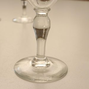 Supersöta, handblåsta och olivslipade glas. De är 11 cm höga och 4,5 cm i diam