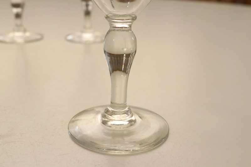 Supersöta, handblåsta och olivslipade glas. De är 11 cm höga och 4,5 cm i diam