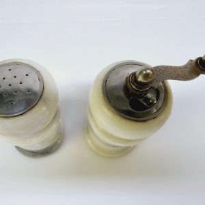Elegant och klassisk salt- och pepparkvarn i vit marmor