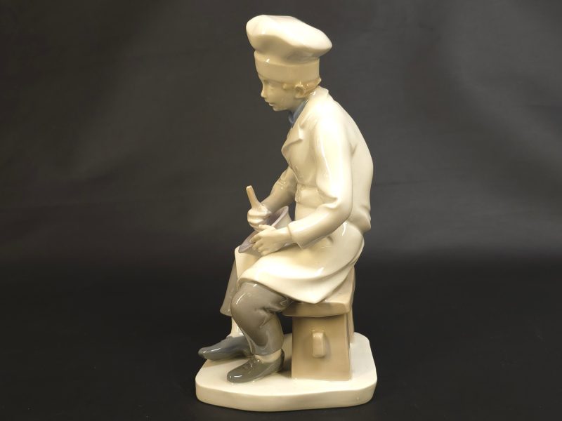 Elegant Porslinsfigur – Bagare i Arbete