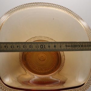 Gyllene färgad glasskål med en dekorativ kant