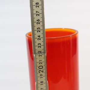 Cylinderformad glasvas, röd övergående mot orange/gul på mynningen