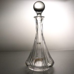 Klassiskt Slipat Glasfat – Elegant och Tidlöst Designobjekt