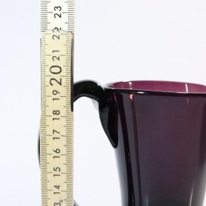 Kanna, llila glas med intryckta sidor