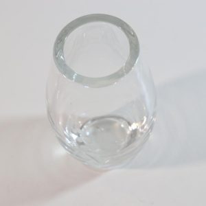 Vacker blomvas i glas med graverad dekor
