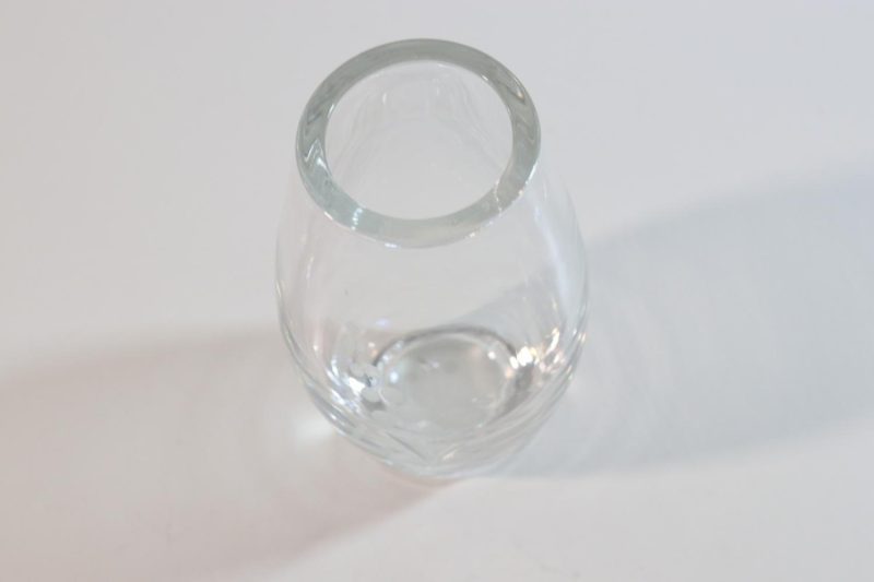 Vacker blomvas i glas med graverad dekor