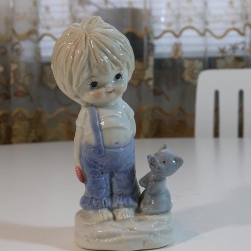 Porslinfigur, barn med kattunge - 12cm
