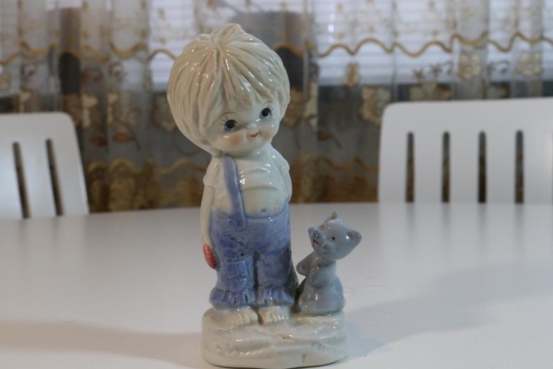 Porslinfigur, barn med kattunge - 12cm