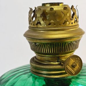 Oljelampa i grönt glas och mässing – 25 cm hög