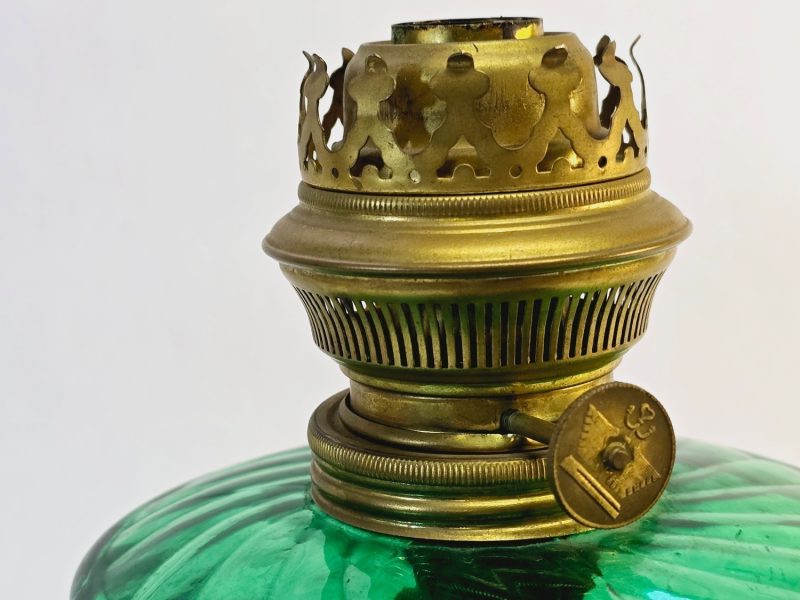 Oljelampa i grönt glas och mässing – 25 cm hög