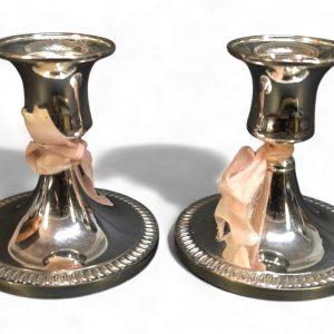 Eleganta Ljusstakar i Silver – Tidlös Skönhet för Hemmet