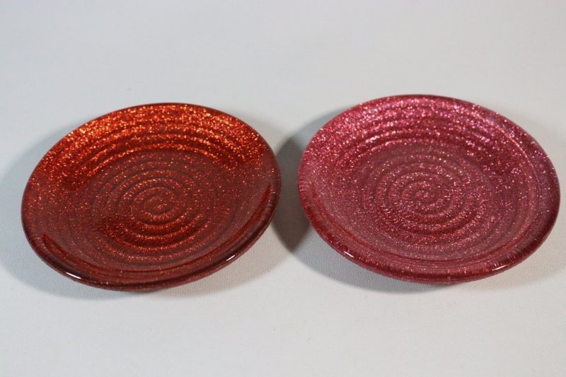 2st röda fat, glas, glitter på undersida