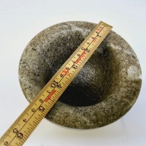 Elegant mortel i massiv sten – 11,5 cm hög