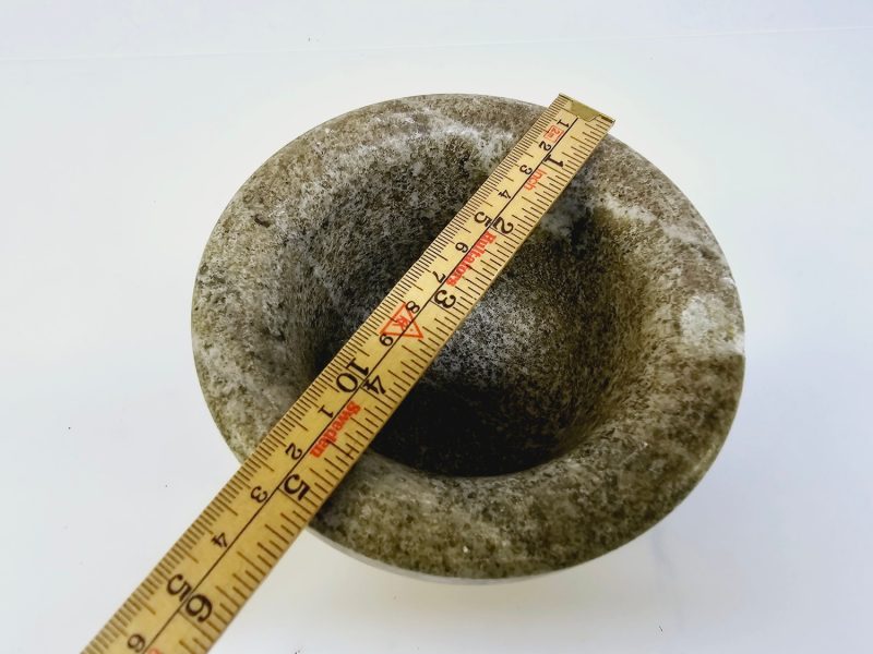 Elegant mortel i massiv sten – 11,5 cm hög