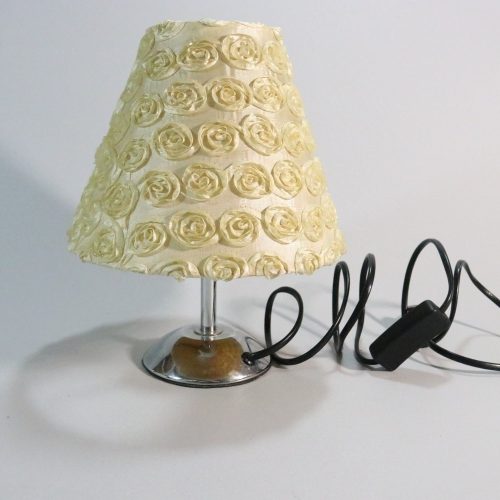 Bordslampa med lampskärm