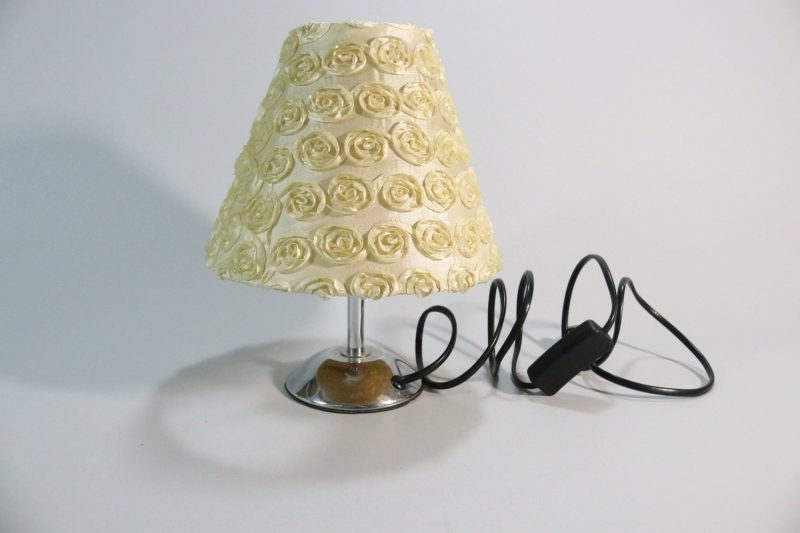 Bordslampa med lampskärm