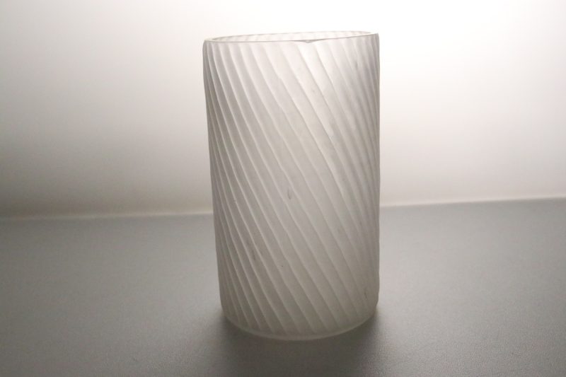 Vit avlång vas spiral dekor, frostat glas