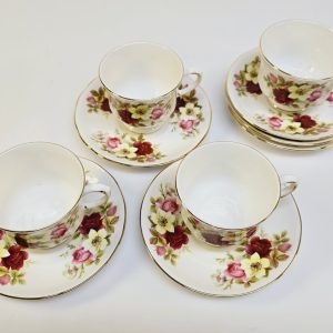 Queen Anne Bone China - Eleganta Tekoppar med Rosmotiv, Set om 4