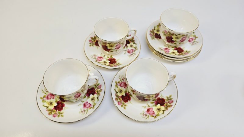 Queen Anne Bone China - Eleganta Tekoppar med Rosmotiv, Set om 4