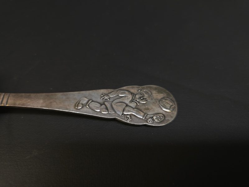 Vintage Barnbestick i nysilver med unikt fotbollsmotiv