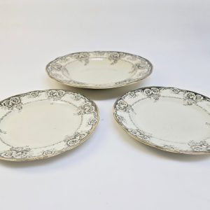 Vackert set av tre tallrikar från Rörstrand – "Greta", 23,5 cm i diameter