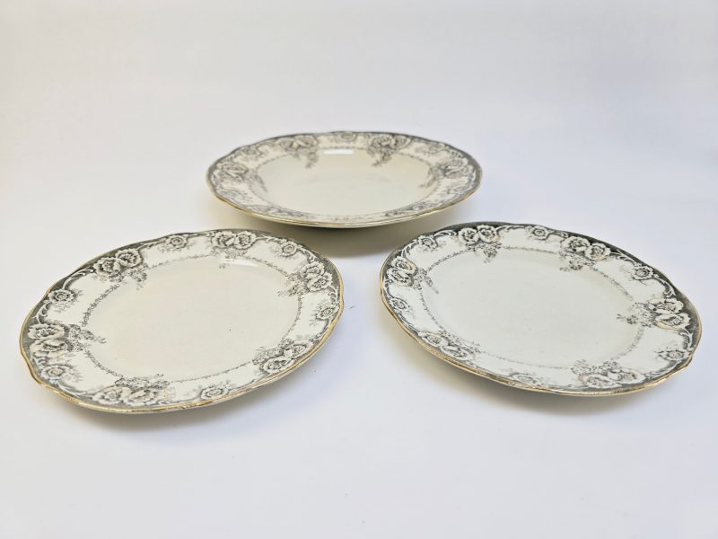 Vackert set av tre tallrikar från Rörstrand – "Greta", 23,5 cm i diameter