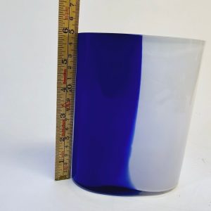 Elegant glasvas från Mats Jonasson – Modern konst från Målerås Glasbruk