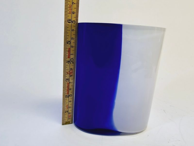 Elegant glasvas från Mats Jonasson – Modern konst från Målerås Glasbruk