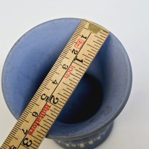 Klassisk Wedgwood Jasperware-vas i blått och vitt – ca 9 cm hög