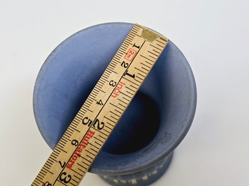 Klassisk Wedgwood Jasperware-vas i blått och vitt – ca 9 cm hög