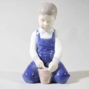 Figurin, Bing & Grondahl "Boy with bucket" - Sv. Lindhart 14 cm, Lagad