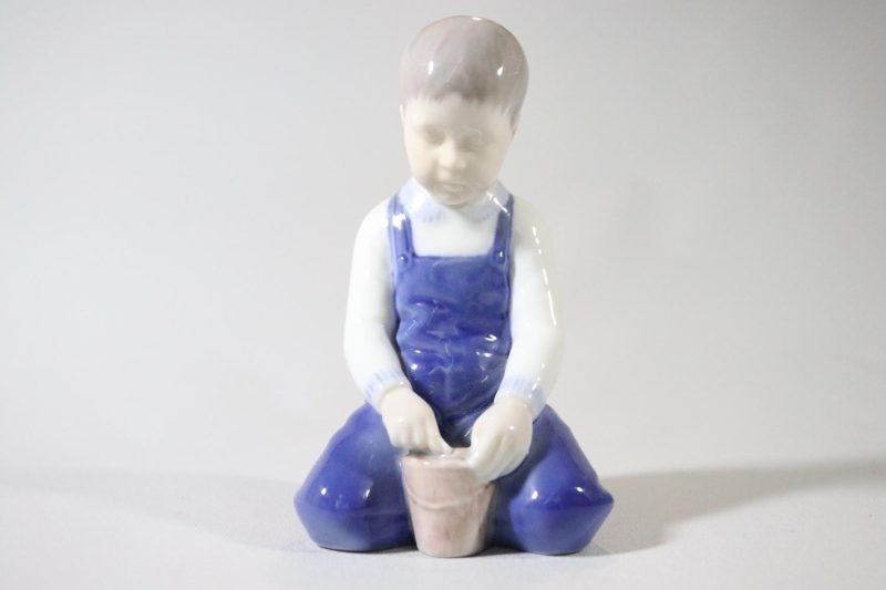 Figurin, Bing & Grondahl "Boy with bucket" - Sv. Lindhart 14 cm, Lagad