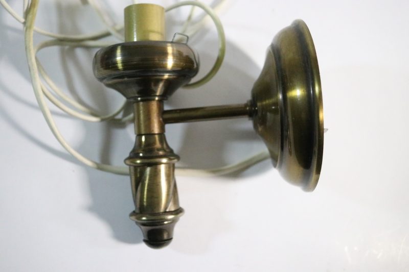 Vintage vägglampa i mässing – Charmig antik stil för klassisk inredning