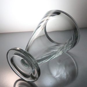 Vacker glasvas med etsad dekor av blommor, tung 18cm hög