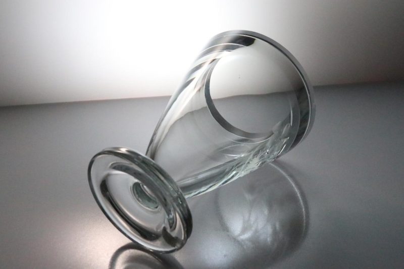Vacker glasvas med etsad dekor av blommor, tung 18cm hög