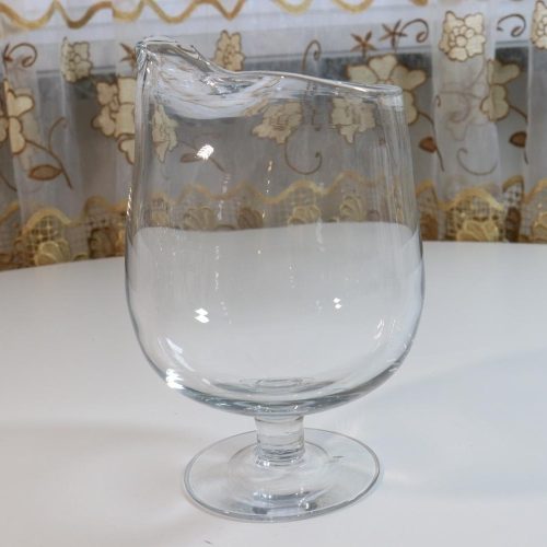 Stor transparent karaff på fot