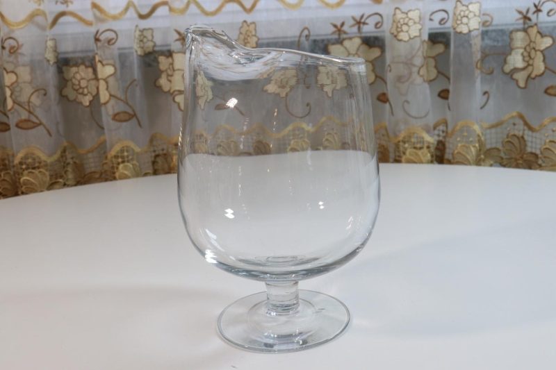 Stor transparent karaff på fot
