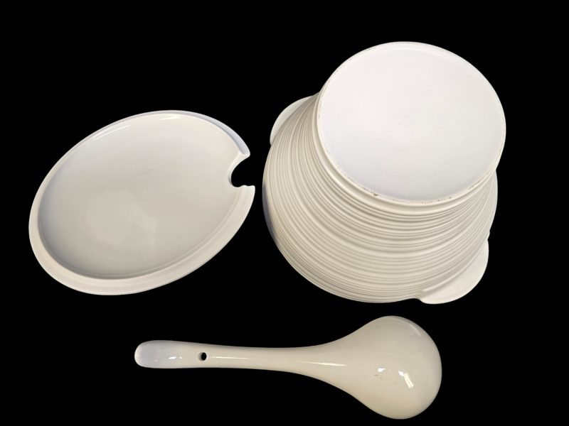Elegant serveringsskål med lock och slev – Tidlös design för varje tillfälle