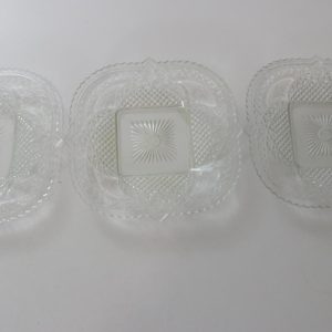 3st assietter i pressglas, fyrkantiga med rundade kanter, KO - KARHULA, Finland