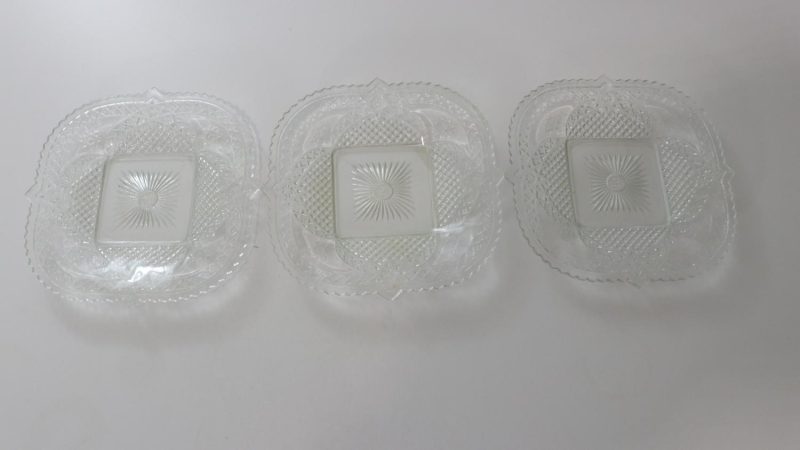 3st assietter i pressglas, fyrkantiga med rundade kanter, KO - KARHULA, Finland