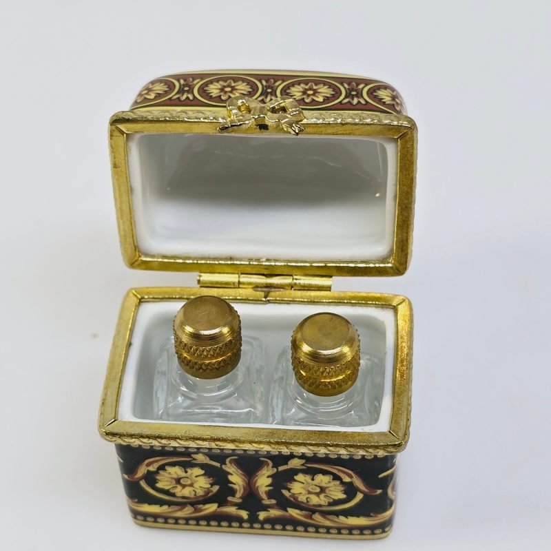 Elegant vintage parfymbox med flaskor från Past Times – unik och charmig!