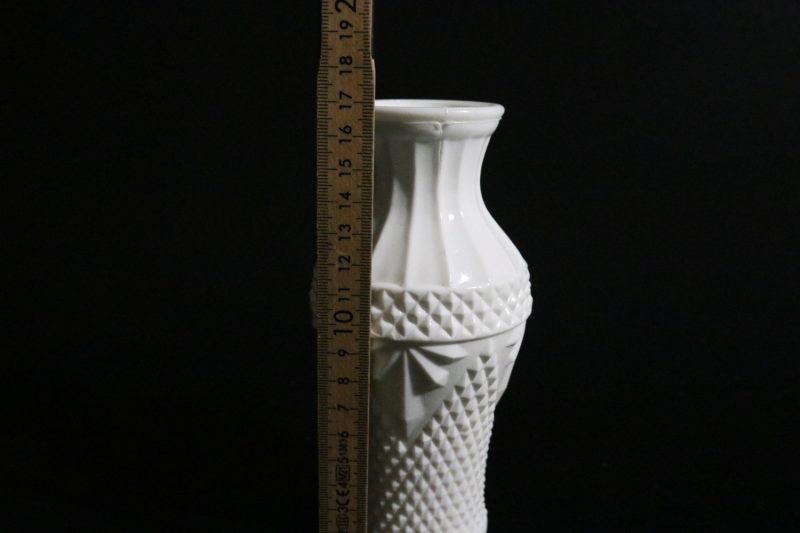Vintage Vas i Opalinglas/Mjölkglas – Made in Taiwan