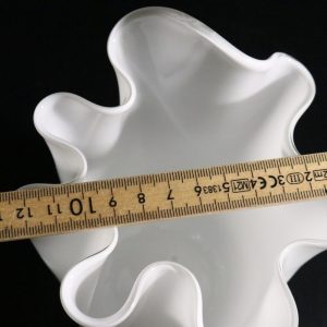 Elegant vit designvas med mjuka former - 15 cm hög
