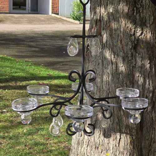 Elegant Ljuskrona i Smide med Glasdetaljer – Tidlös Skönhet för Ditt Hem