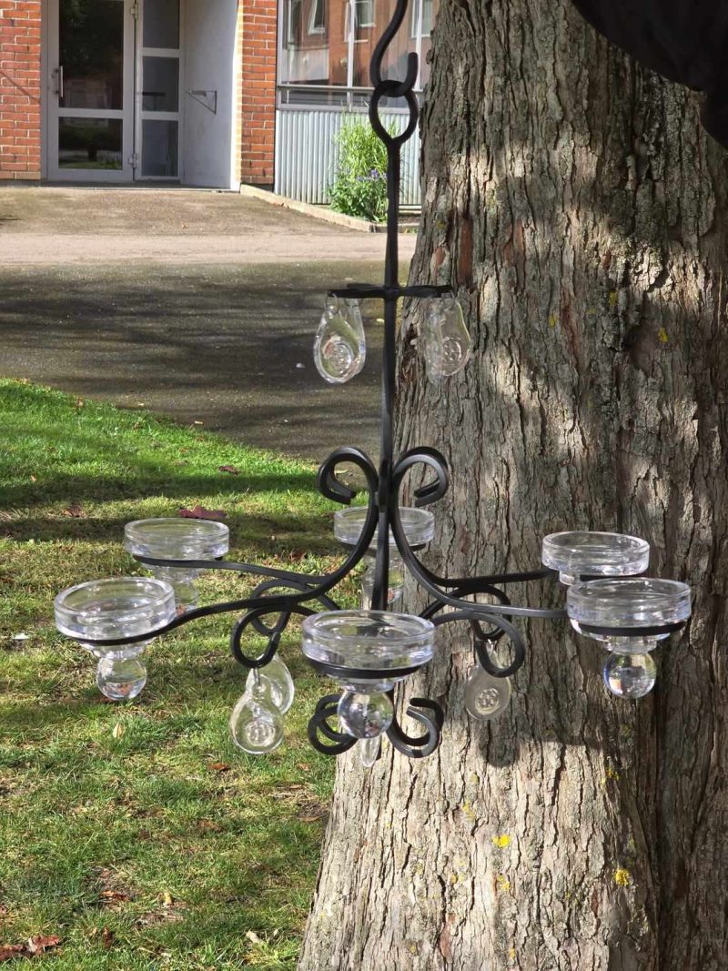 Elegant Ljuskrona i Smide med Glasdetaljer – Tidlös Skönhet för Ditt Hem
