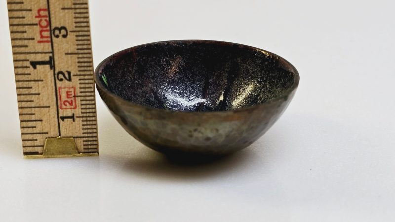 Unikt handgjort miniatyr skål i metall – charmig detalj för hemmet